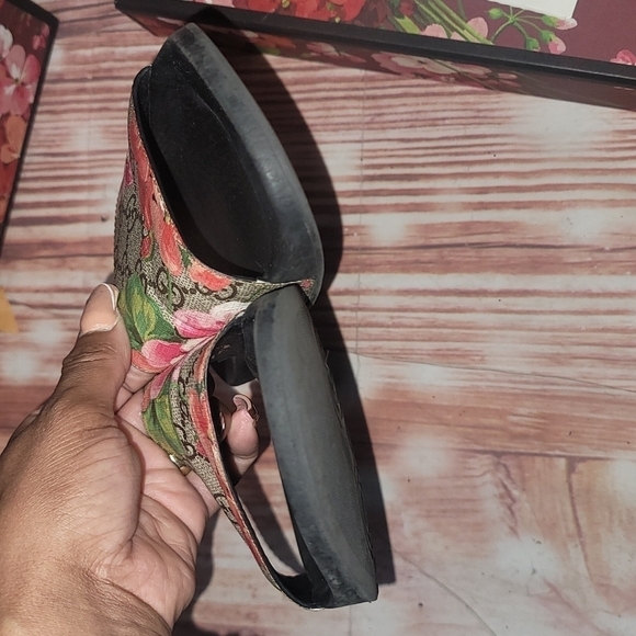 🔥- Gucci Slides Size 8 barely worn perfect condition - Picture 8 of 13
